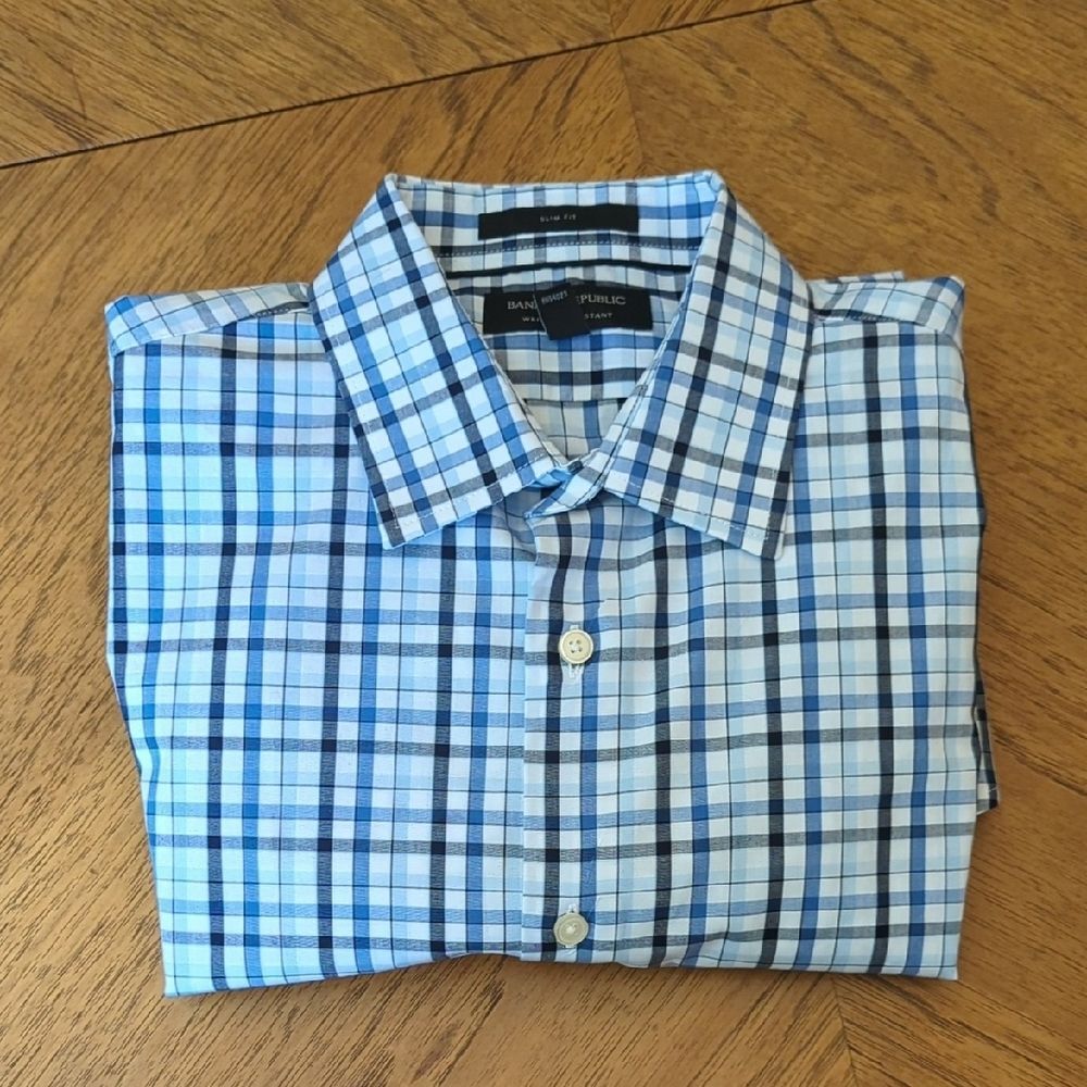 Banana Republic Men's Plaid Bitton-Down Shirt In White and Blue